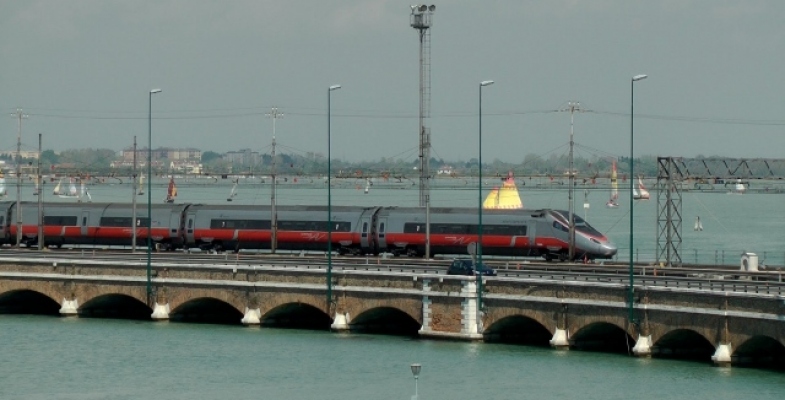 VENEZIA: DONNA SI GETTA IN LAGUNA, SALVATA DA UN AGENTE DELLA POLIZIA